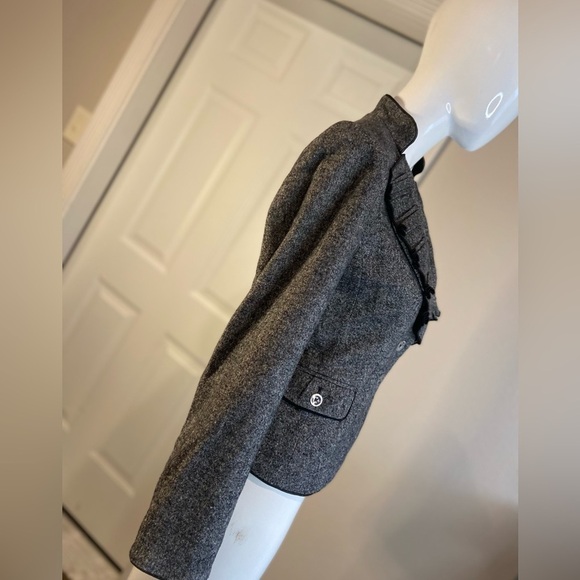 White House Black Market~Sweet~Ruffle Collar~Button Closure~Short Blazer~Size 2 - Picture 13 of 16